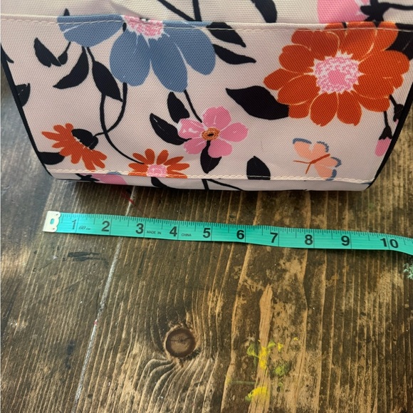 Kate Spade♠️Floral insulated lunch tote in this seasons coloring!FUN &FUNCTIONAL - Picture 9 of 10